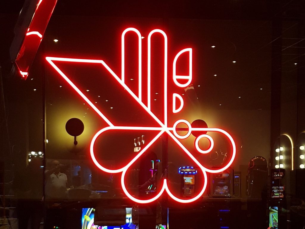 Voorbeeld van fraaie gevelreclame Eindhoven met verlichte gevelletters en branding