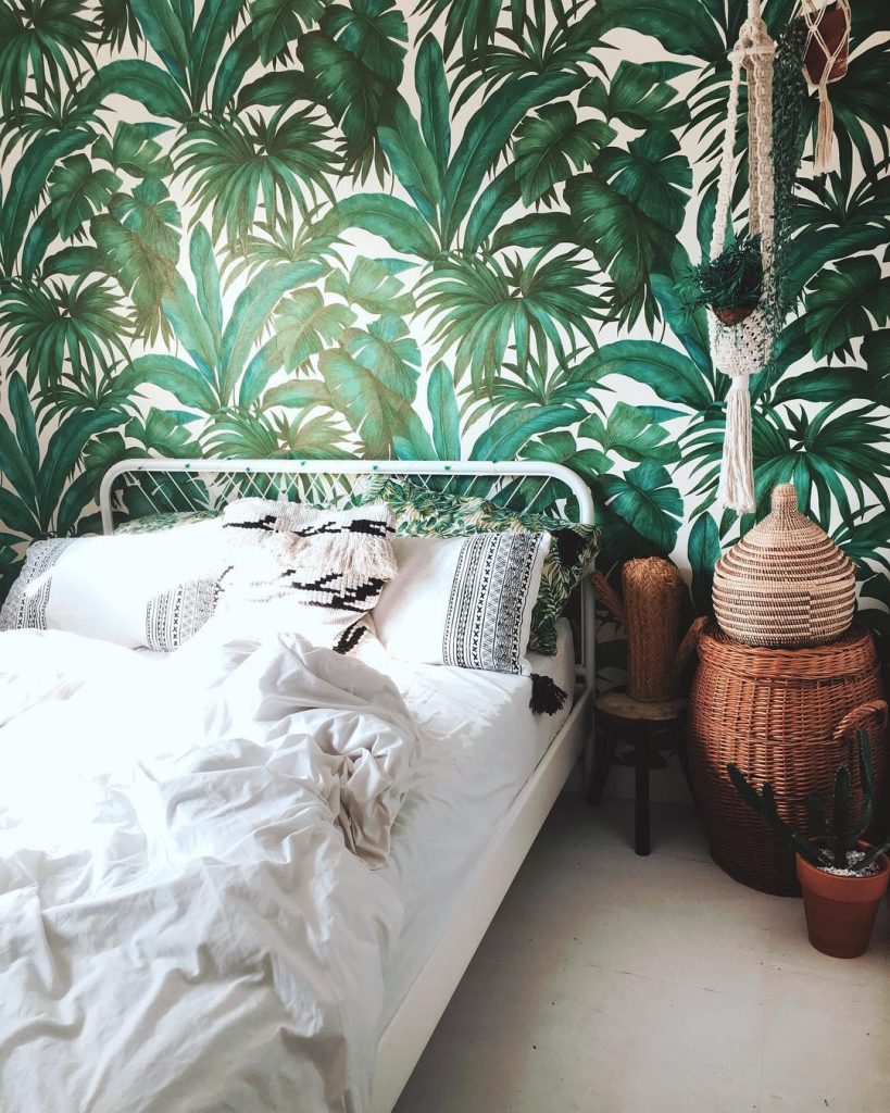 Inspiratie voor urban jungle interieur met behang en plantageachtige inrichting