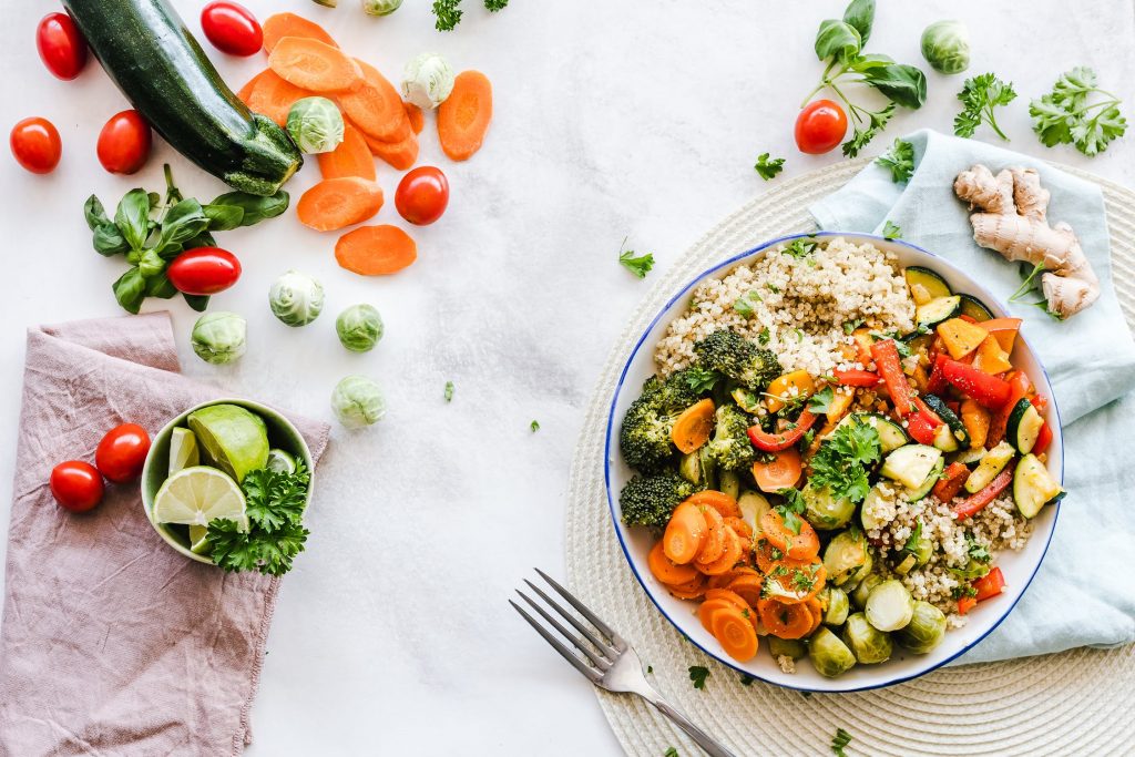 Hoe eet je lekker in de zomer met frisse salade, barbecue en ijs