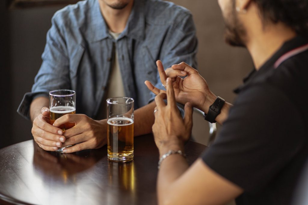 Thuisbrouwer volgt de 6 geboden bij het brouwen van eigen bier met aandacht voor hygiëne en precisie