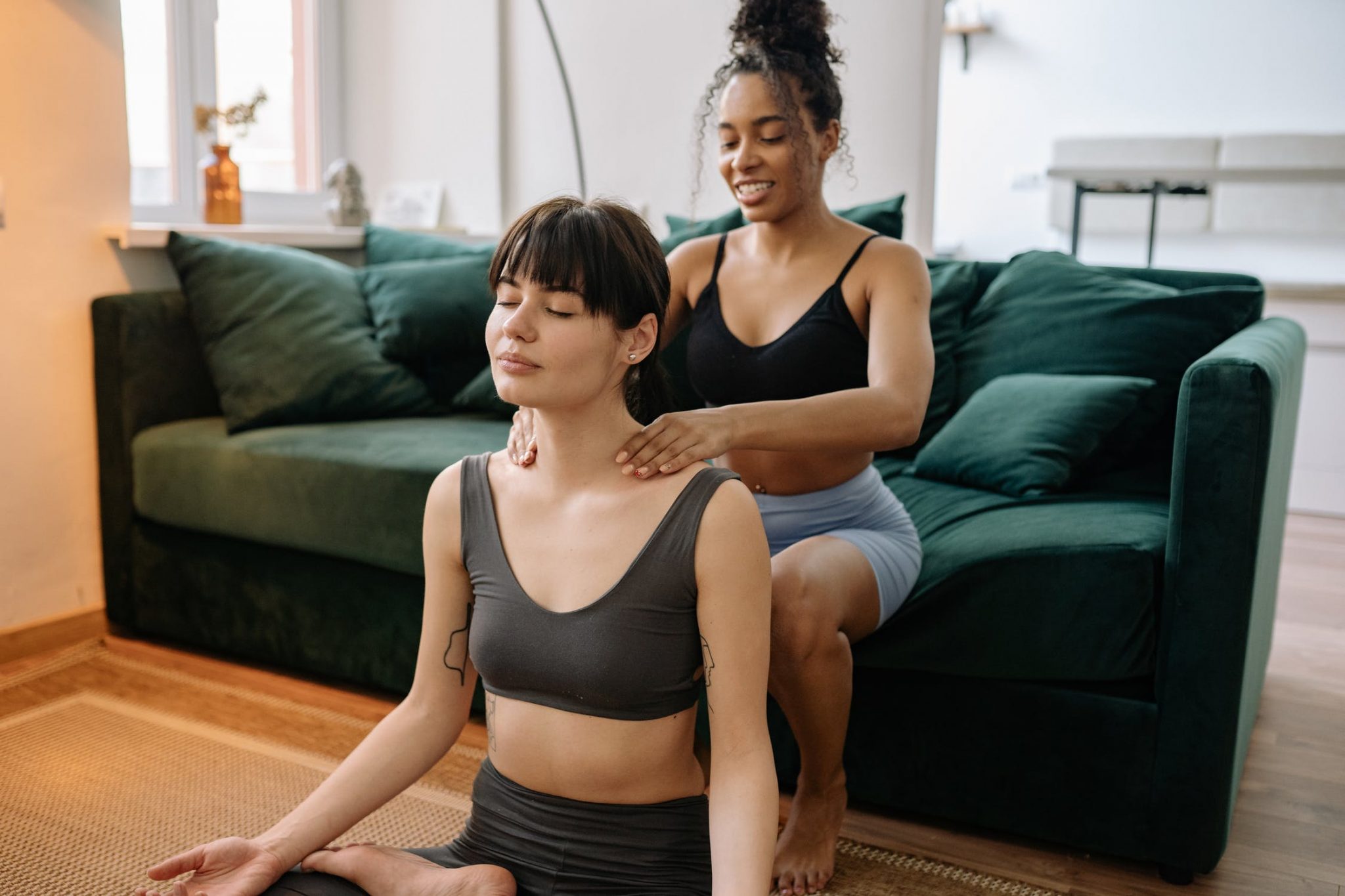 Illustratie van schouderblessures anatomie en massagebehandeling met massageapparaat