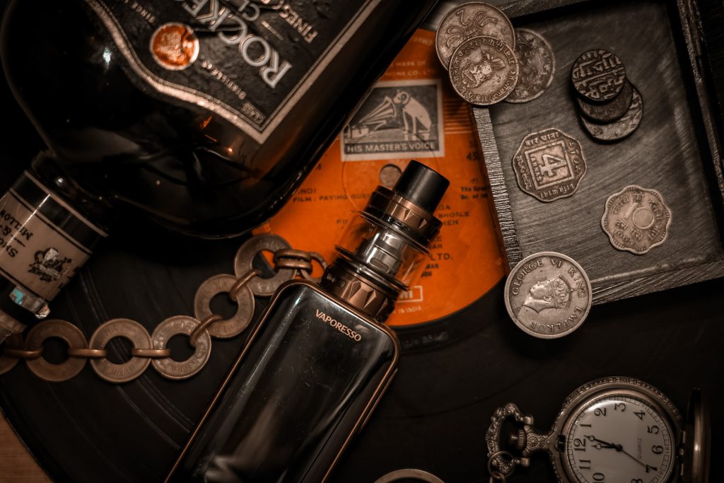 Verschillende soorten e-sigaretten: shisha-pen, wegwerp sigaret en atomizer vaporizer
