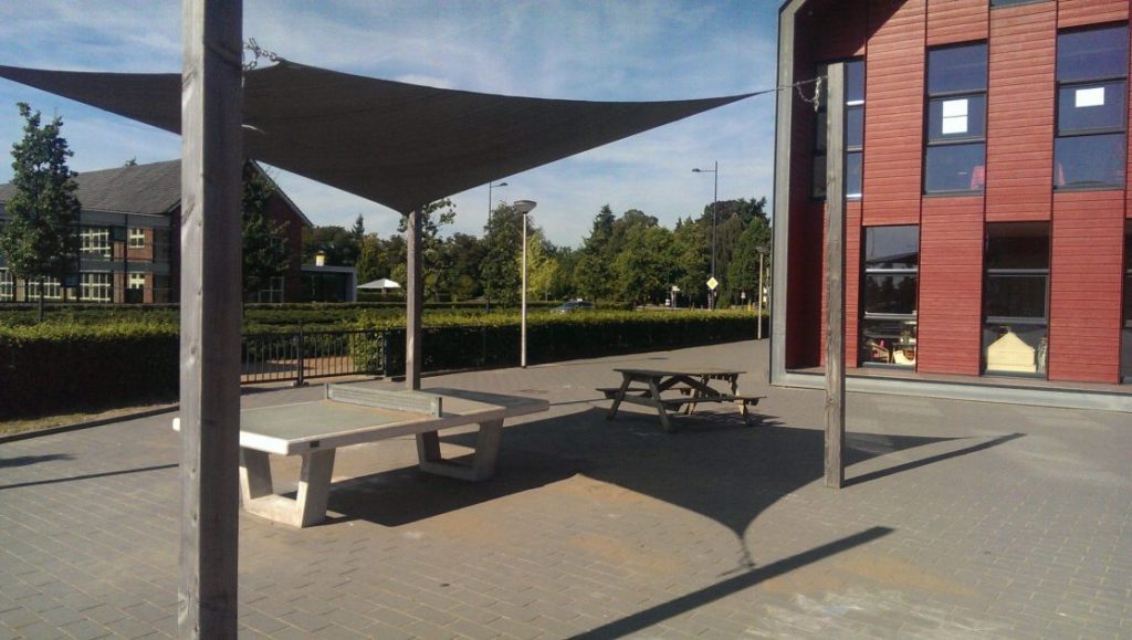 Waterdichte schaduwdoek biedt schaduw in de zomer en beschutting in de winter op terras