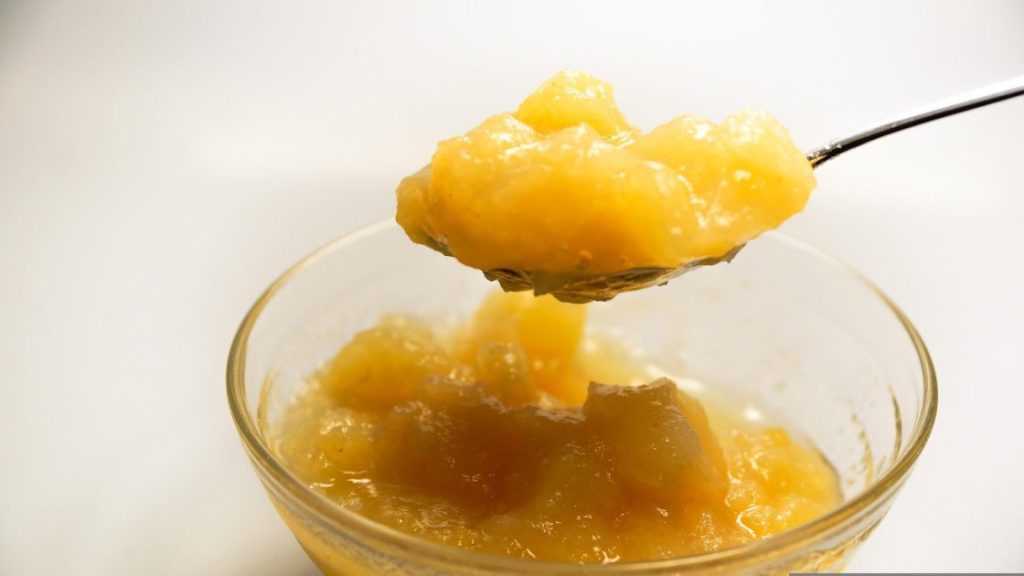 Zelfgemaakte appelmoes van fruit uit de appelboom in je tuin