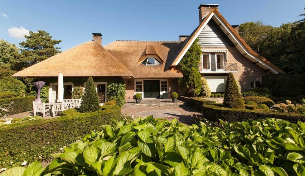 Van den Bergh Rietdekkers legt een rieten dak met premium kwaliteitsriet op een woning