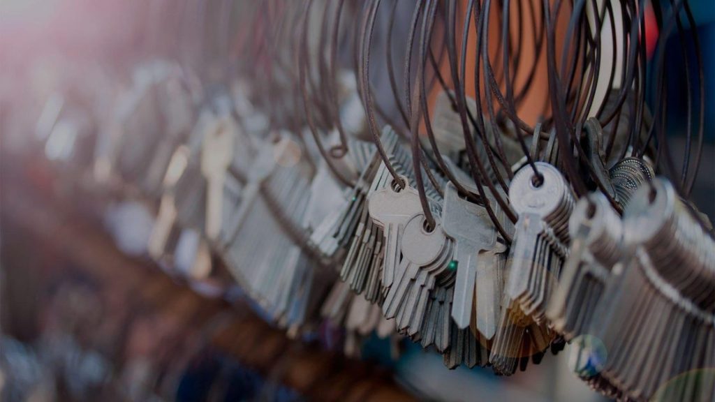 Slotenmaker helpt met gesloten deur openen zonder sleutel