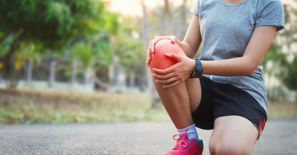 Illustratie van pijn aan binnenkant knie met anatomische structuren zoals meniscus en MCL ligament