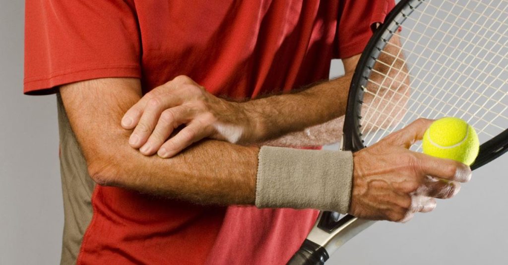 Infographic over behandelopties wanneer tennisarm pijn steeds erger wordt, inclusief rust en fysiotherapie