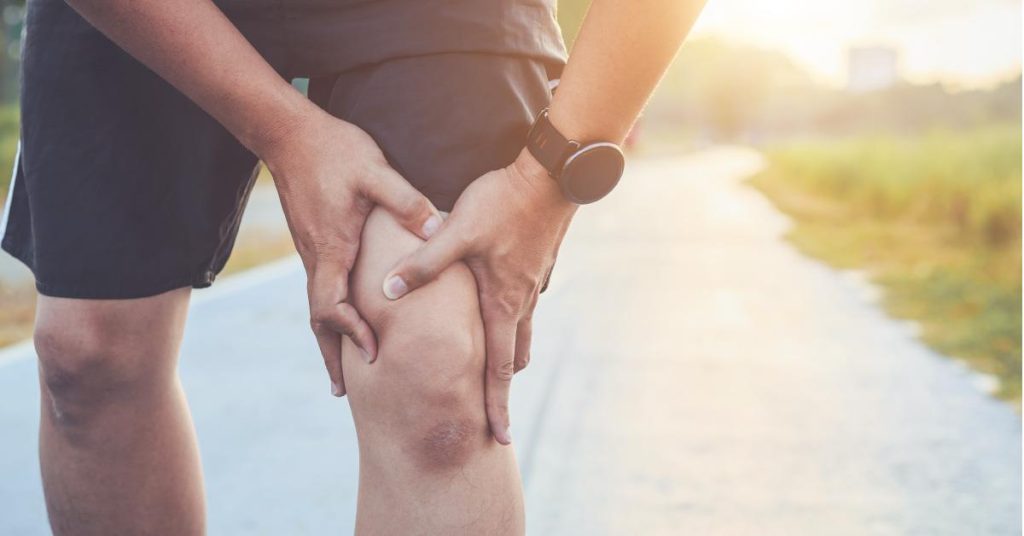 Fysiotherapeut behandelt vocht in de knie met manuele therapie technieken