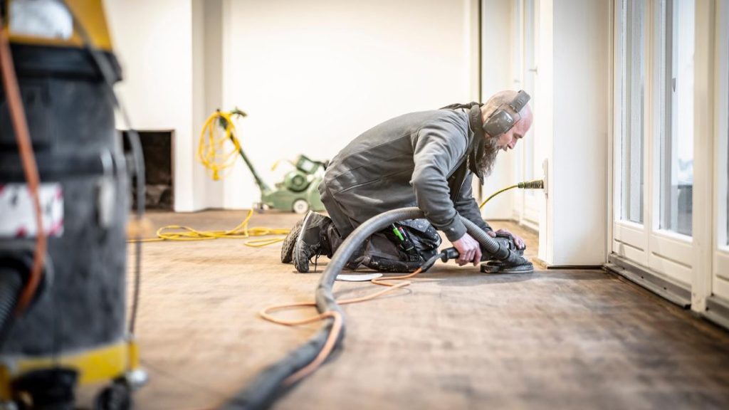 Professioneel kantschuren van parketvloer tijdens renovatie voor optimale oppervlaktevoorbereiding