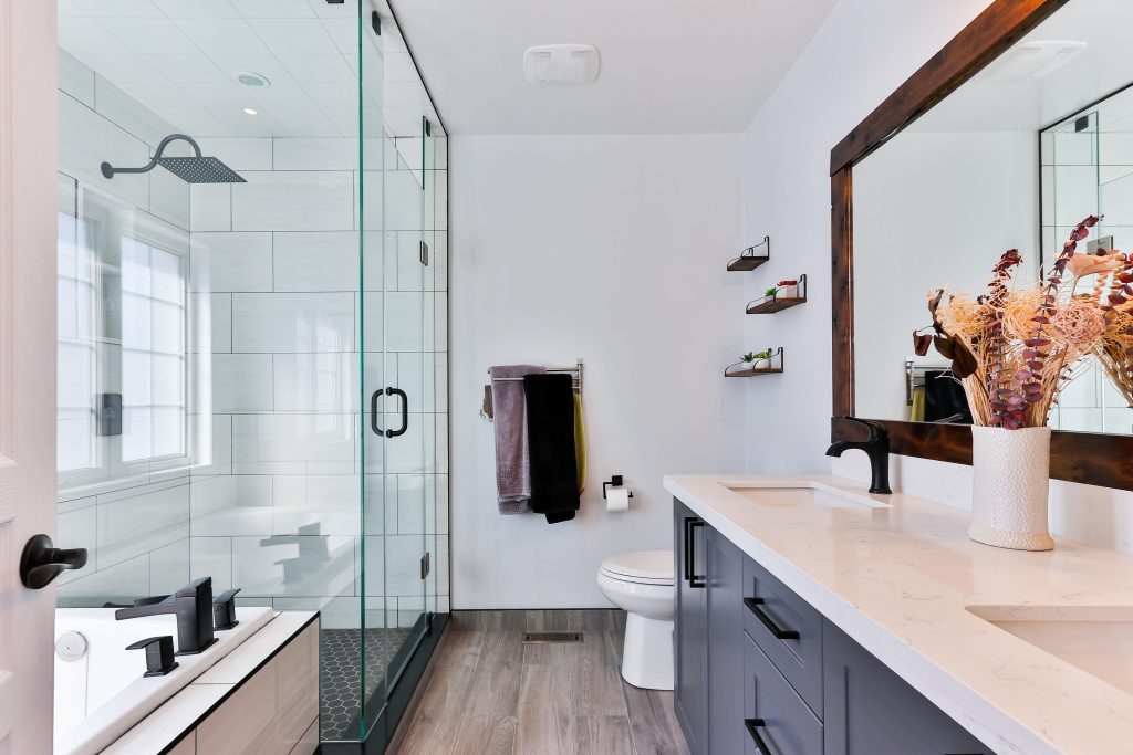 Badkamerspecialist showroom met diverse wastafels, spiegels en badkamermeubels in modern design