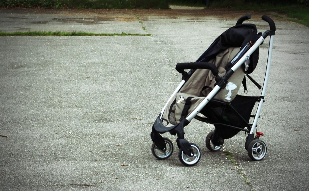 Selectie van de beste babyspullen: veilige en stijlvolle producten voor je newborn, inclusief kleertjes, wiegjes en autostoel