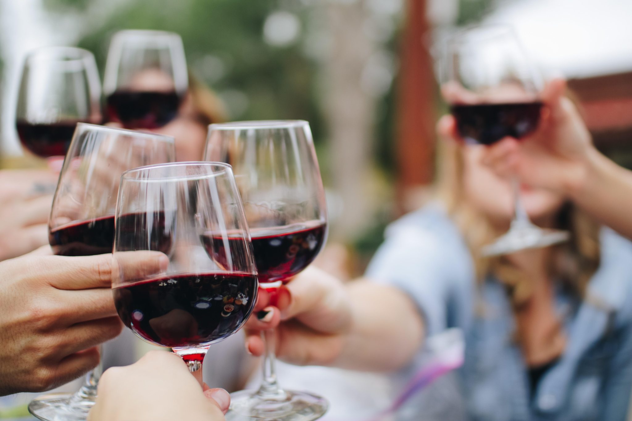 Zuid-Afrikaanse wijngaard met traditionele wijnflessen en wijnglazen, representatief voor de smaken van Zuid-Afrikaanse wijn