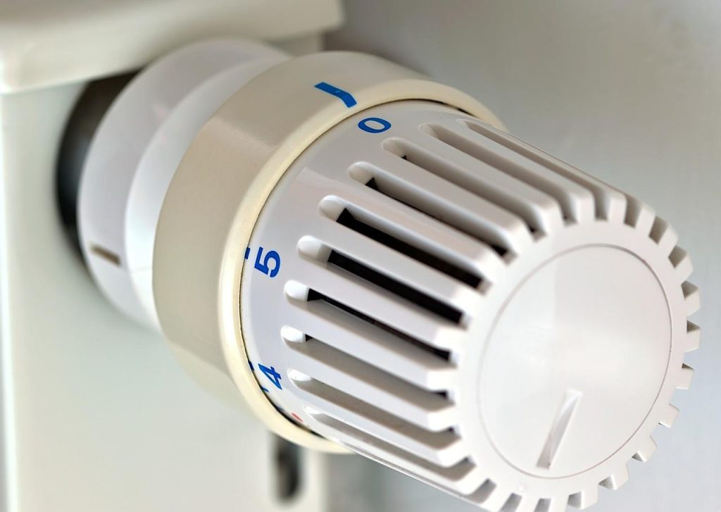Waterplassen en vochtige plekken rond radiator als teken van radiator lekkage