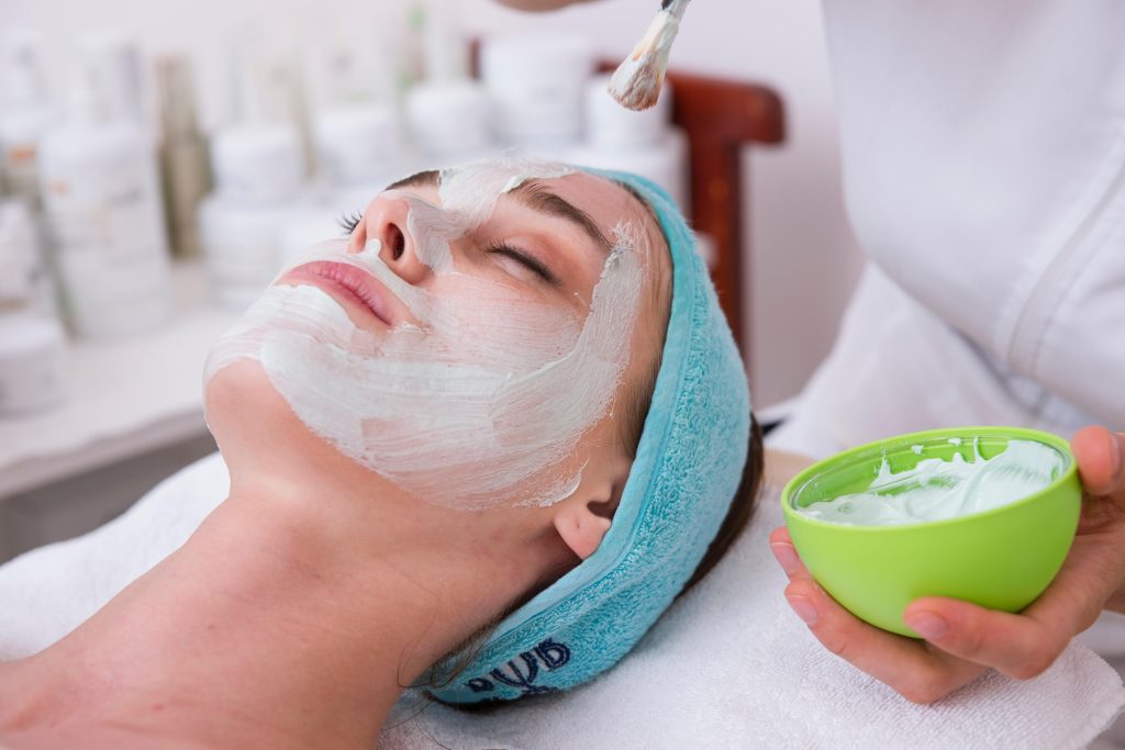 Producten en artikelen van drogisterij in Woerden van den Broek, inclusief verzorgingsproducten en cosmetica