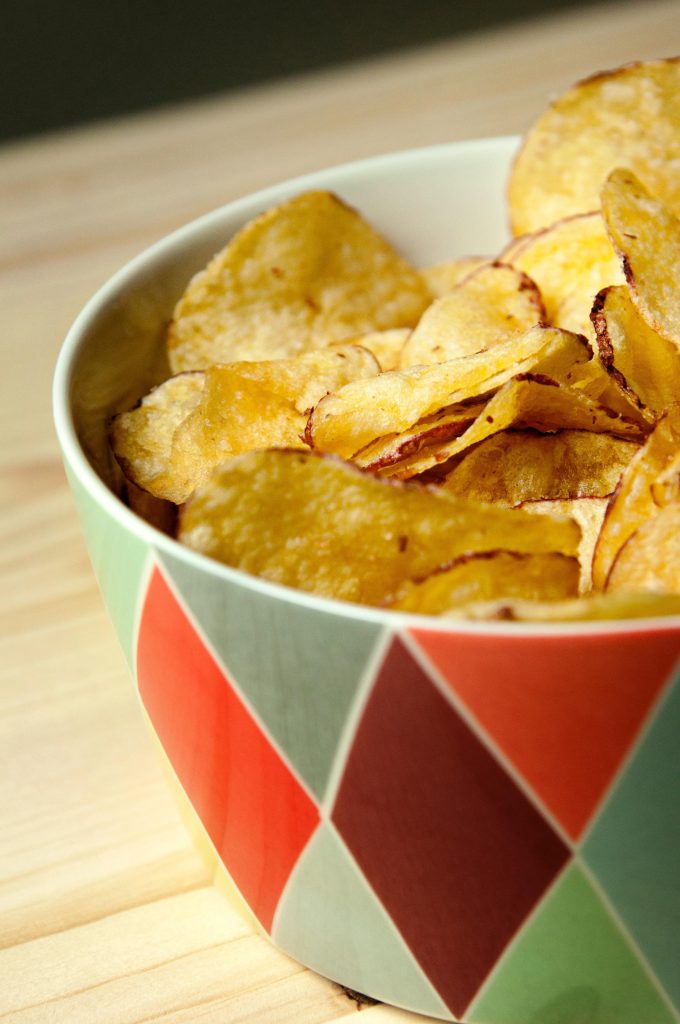Boerderij Chips aardappelchips met hemelse smaak, vers gebakken in zonnebloemolie van lokale aardappelen