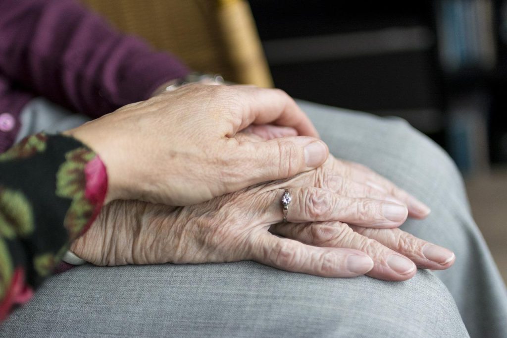 Illustratie van posttraumatische dystrofie symptomen: pijnbeleving, huidsveranderingen en zwelling na trauma