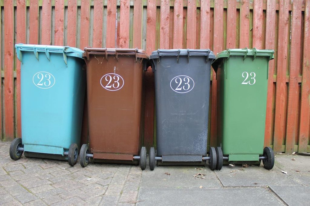 Moderne afvalbak met meerdere compartimenten voor effectief afval scheiden met papier, plastic, gft en restafval.