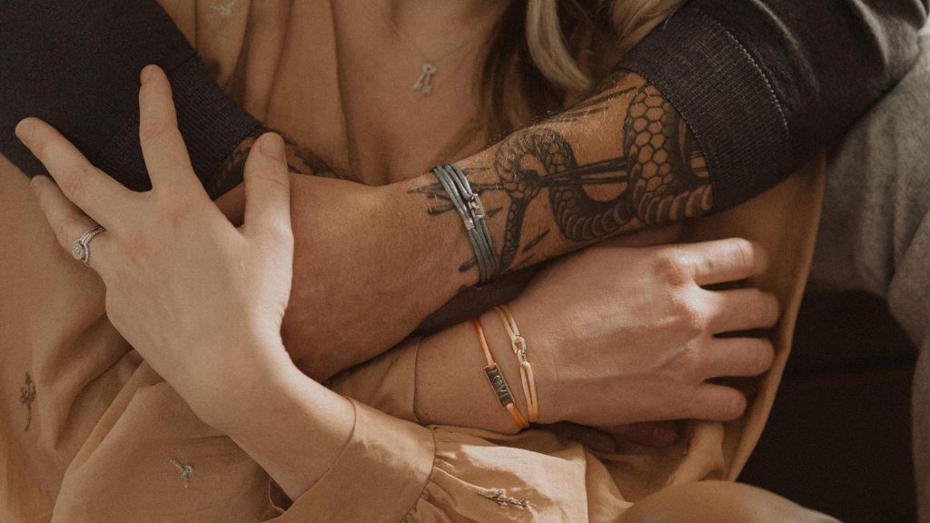 Koppel armbanden met hartjessymbool als uiting van liefde en verbondenheid tussen partners
