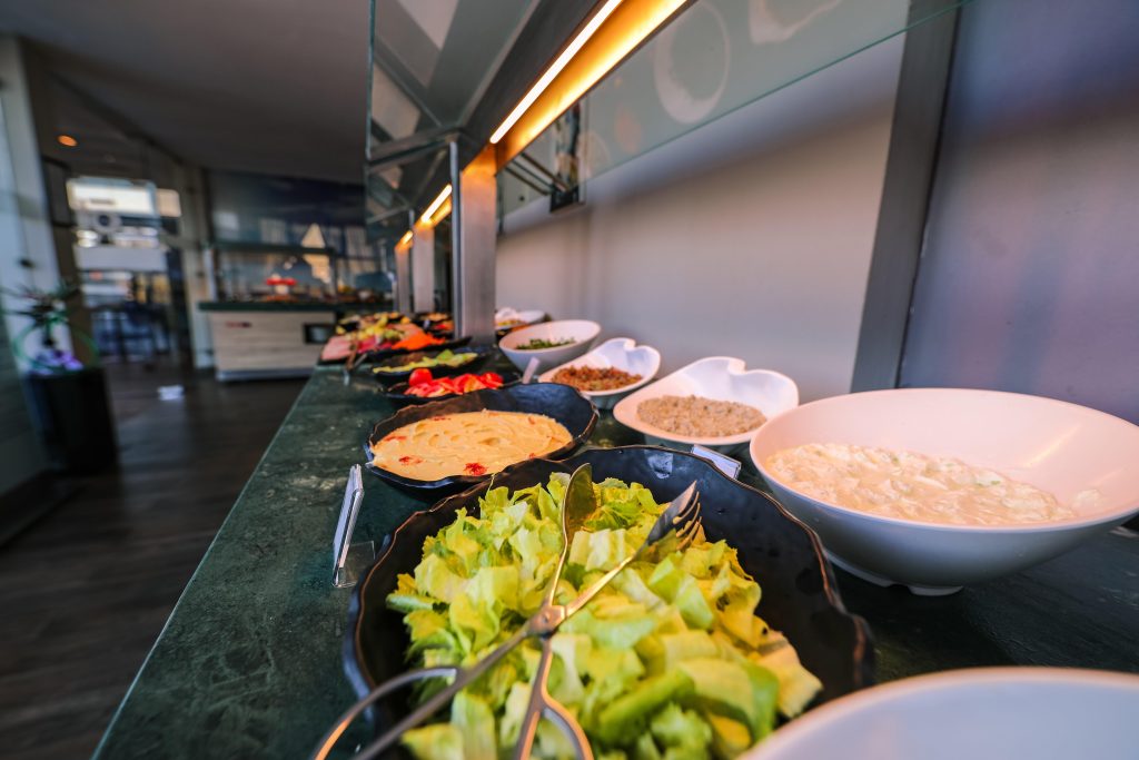 Elegant buffet tafel met diverse gerechten en presentatie voor buffetcatering op bedrijfsfeest