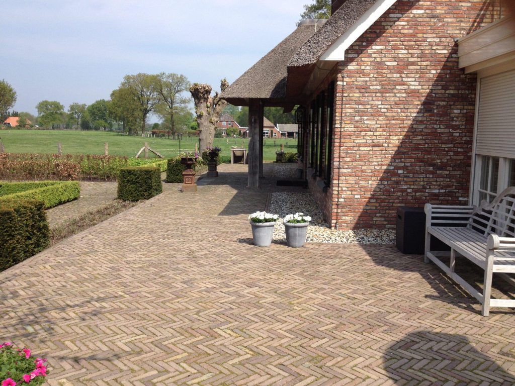 Professioneel aangelegde sierbestrating in Markelo met moderne patronen en duurzame materialen