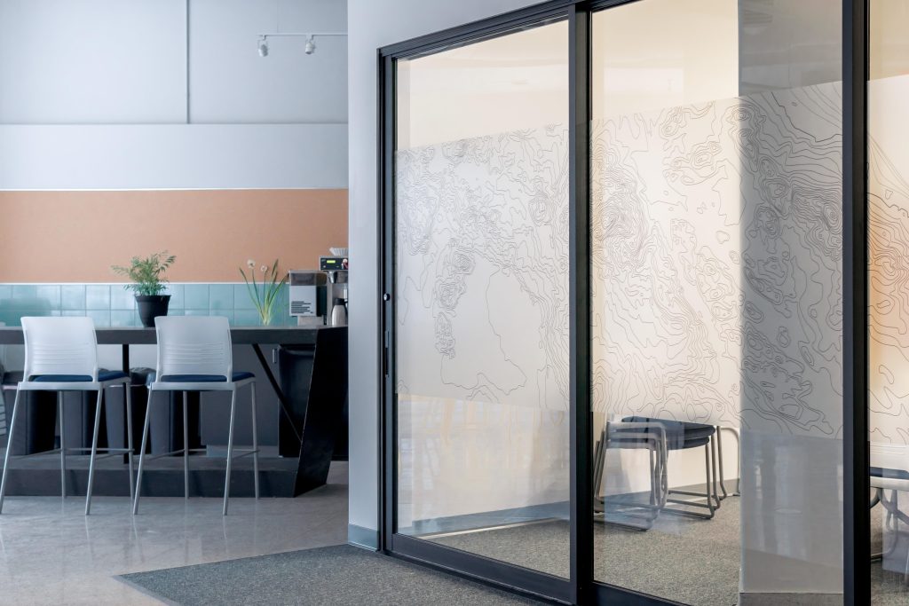 Glas op maat projecten van DQ Glasservice Amsterdam - glazen tafelblad en douchecabine voorbeelden