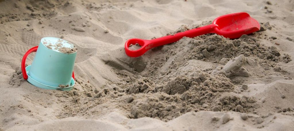 Verschillende soorten zandbakken in diverse materialen en vormen voor kinderen