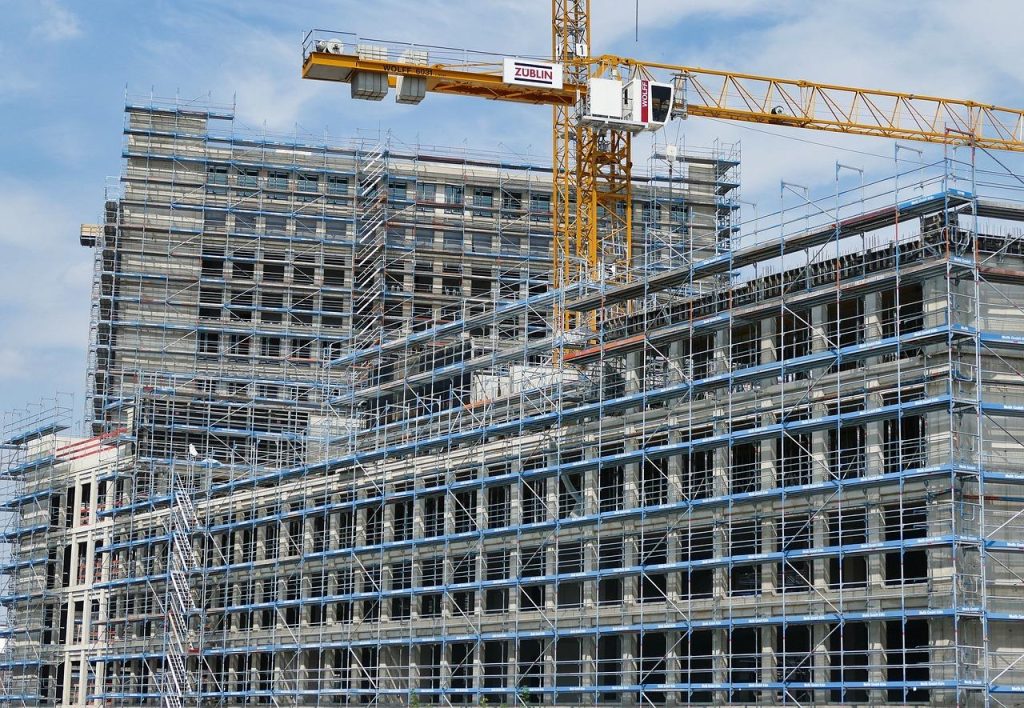 Verschillende rollen gaas van diverse materialen en maten beschikbaar bij een groothandel voor bouw- en tuinprojecten