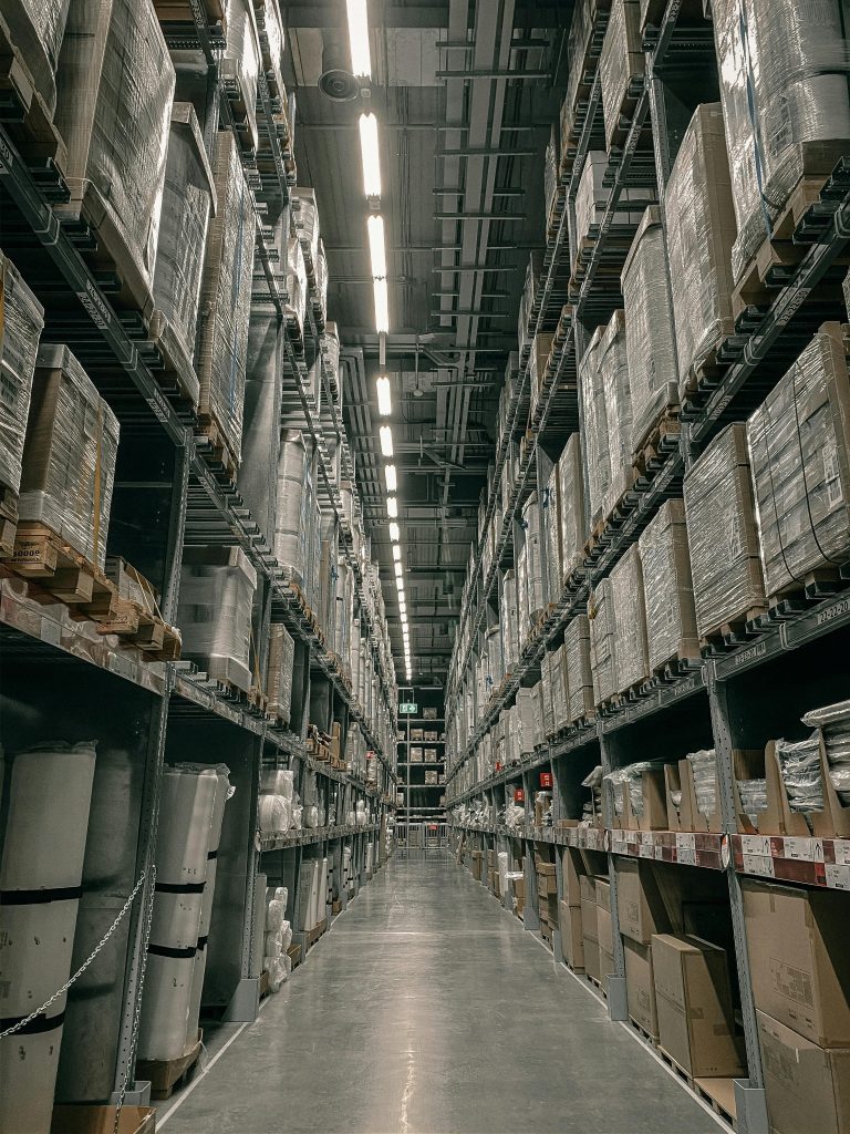 Magazijnmedewerker die asset management uitvoert met nauwkeurige labeloplossingen voor efficiënt voorraadbeheer
