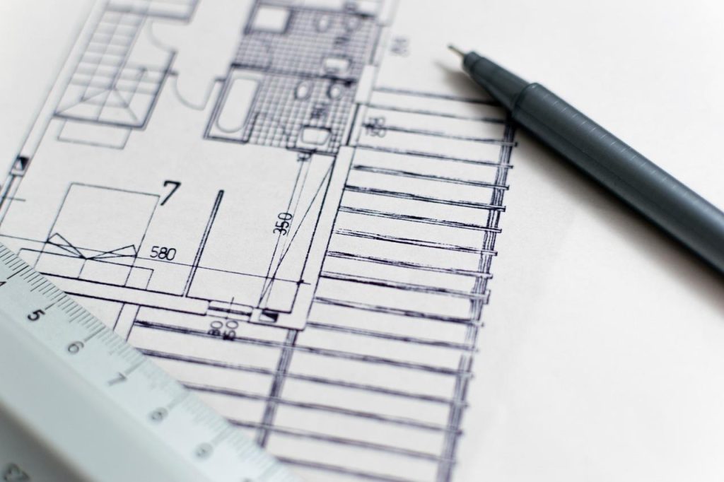 Illustratie van prefab bouwen componenten in fabriek voor snellere bouwtijd en efficiëntie