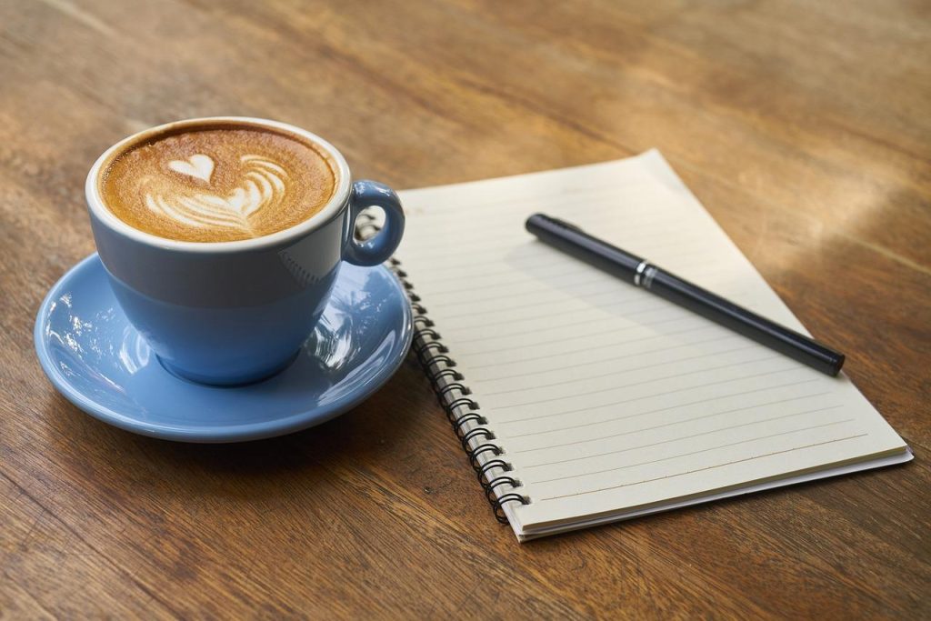 Afbeelding illustreert hoe je up-to-date blijft met koffietrends door social media, blogs en evenementen te volgen