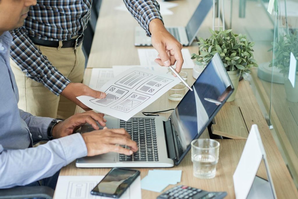 Stappen voor het vinden van de juiste baan via een uitzendbureau met focus op profiel, voorbereiding en relatiebouw