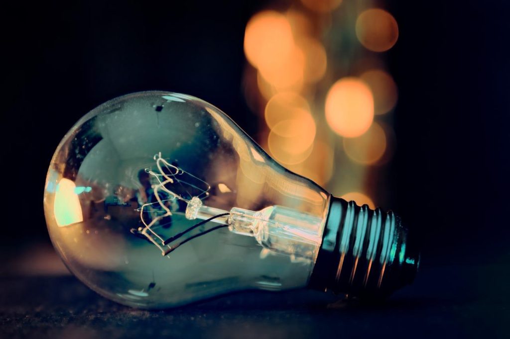 Illustratie van stroomstoring in Utrecht met elektriciteitsinfrastructuur en noodvoorbereiding