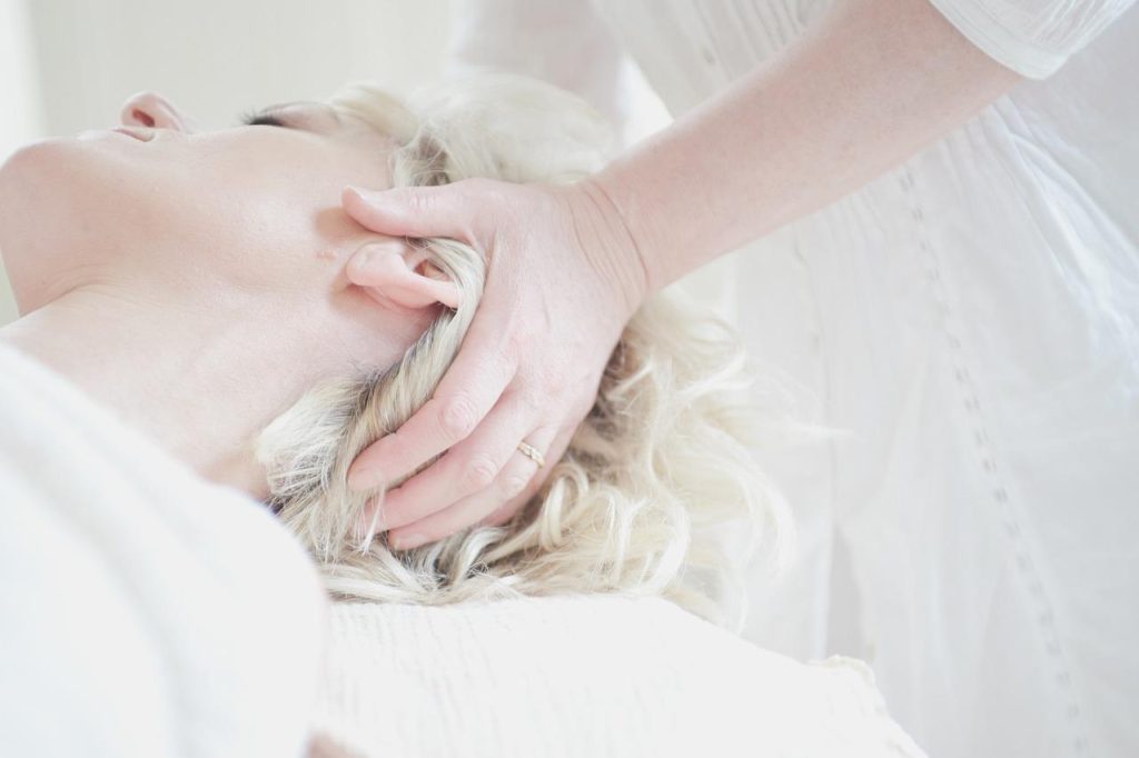 Rustig massagezaaltje in Utrecht met een therapeut die ontspannende massage geeft aan een klant