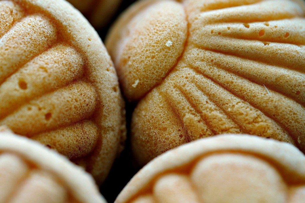 Sfeervolle snackbars van Utrecht met verleidelijke geuren van gefrituurde lekkernijen in de geplaveide straatjes