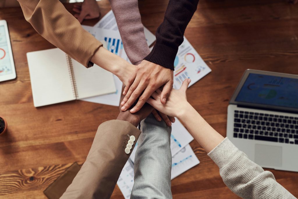 Collega's werken samen aan versterking van het teamgevoel tijdens een informele bedrijfsuitje