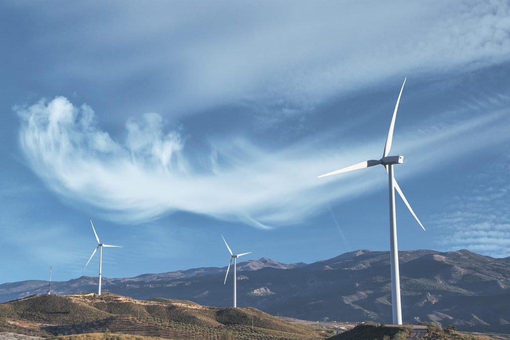 Zonnepanelen op een dak als onderdeel van duurzamere energievoorziening thuis met groene energie