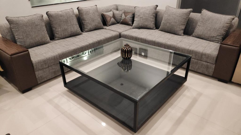 Minimalistische woonkamer met strakke mangohouten bank in natuurlijke houtkleur en neutrale accessoires voor maximale rust