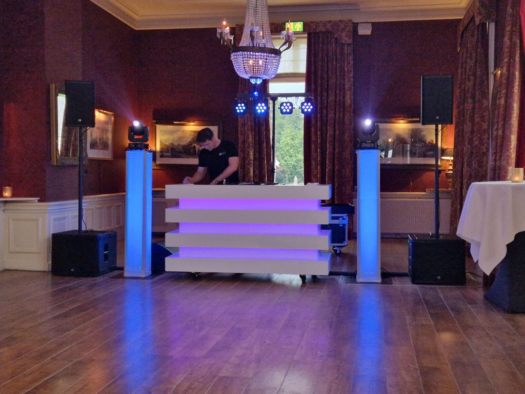 DJ aan het werk bij een bruiloftsfeest met moderne lichteffecten en geluidsapparatuur voor een onvergetelijke avond