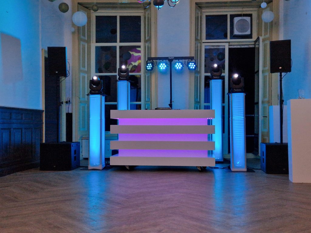 Bruiloft DJ van Grand Events zorgt voor muziek en lichteffecten op het trouwfeest