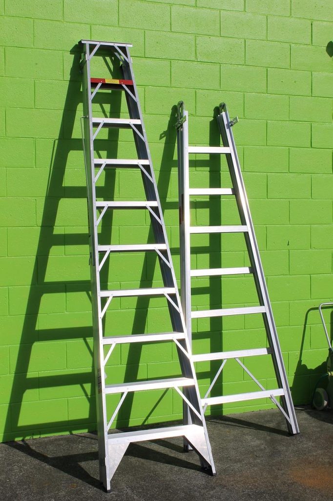 Reformladder in A-stand gebruikt als stabiel werkplatform voor klussen op hoogte