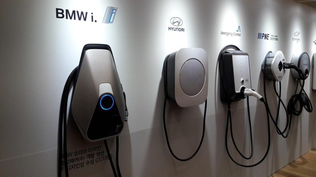 Visualisatie van de toekomst van zakelijke mobiliteit met elektrische voertuigen en moderne technologie voor wagenparkbeheer