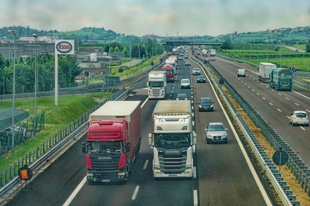 Infographic met 5 veelvoorkomende fouten in internationaal transport en praktische oplossingen voor transportbedrijven