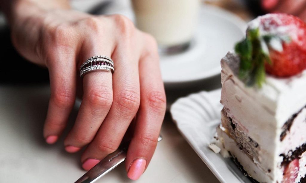Moderne alternatieven voor traditionele sieraden inclusief duurzame, slimme en minimalistische designs