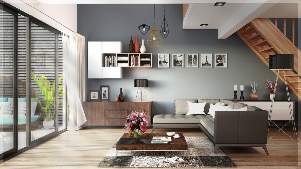 Moderne woonkamer met opvallende interieurelementen zoals decoratieve verlichting en statement details