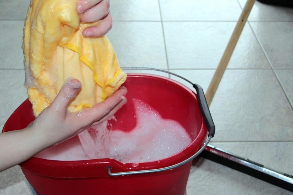 Professionele schoonmaak in Naaldwijk - team van BCS voor Schoonhouden aan het werk