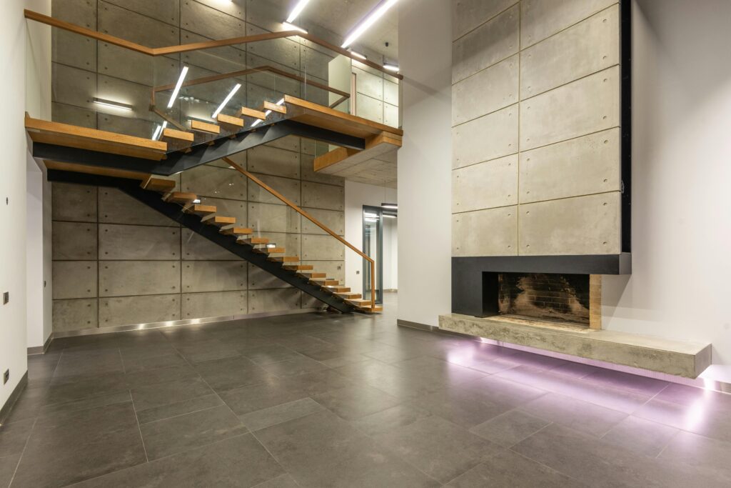 Gevlinderde betonvloer met gladde afwerking en moderne uitstraling in een stijlvol interieur