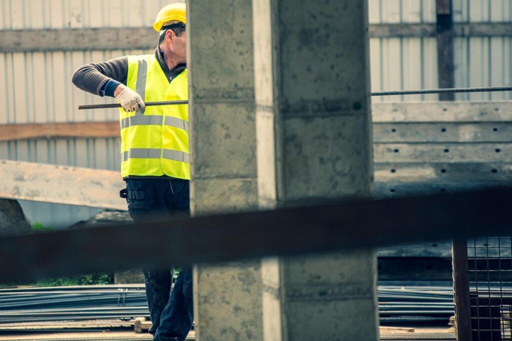 Stap-voor-stap uitleg latei plaatsen in een dragende muur met ondersteuningsbalken en gereedschap