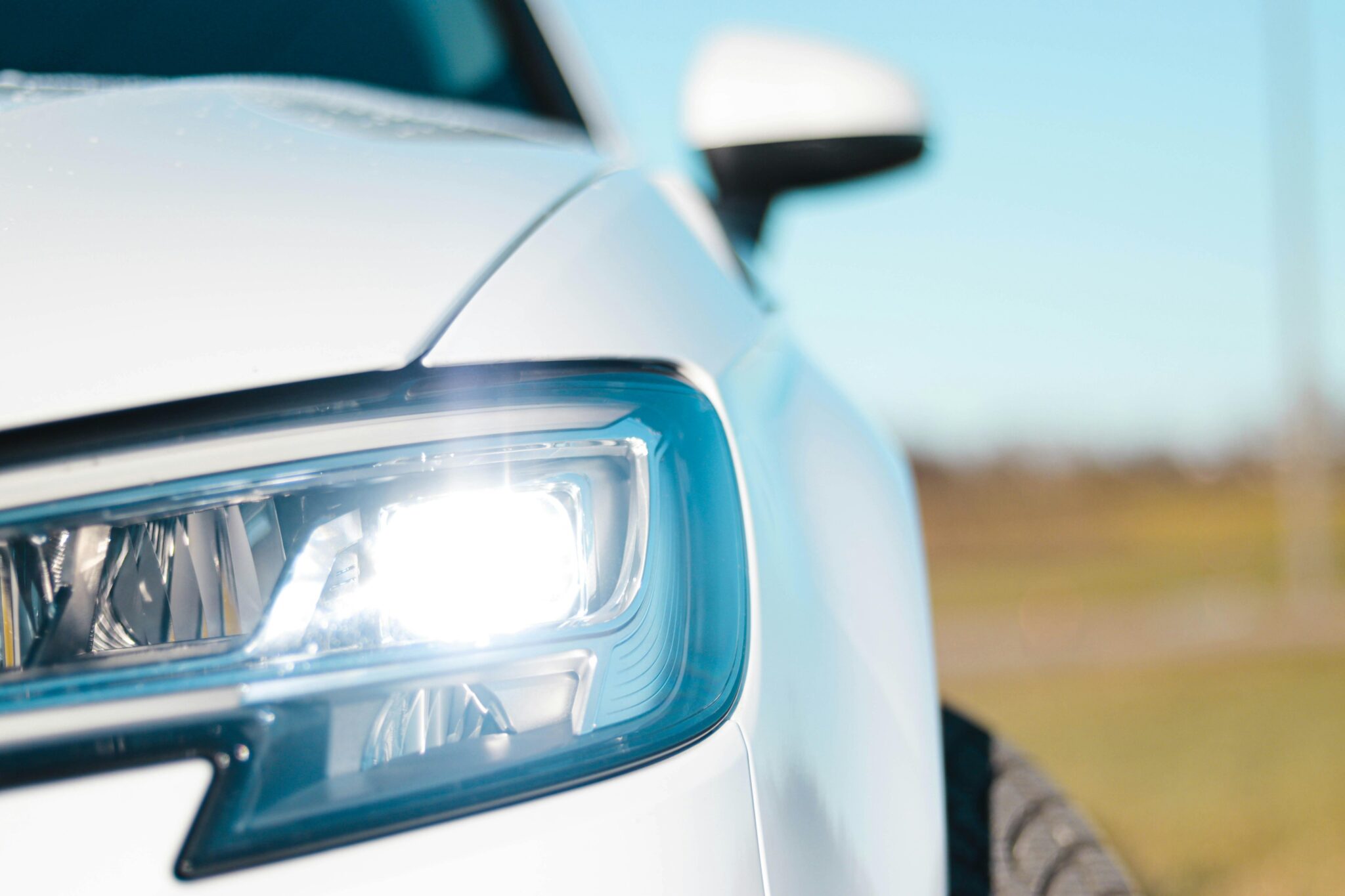 Vergelijking autolampen kopen: LED, halogeen en xenon verlichting voor betere zichtbaarheid